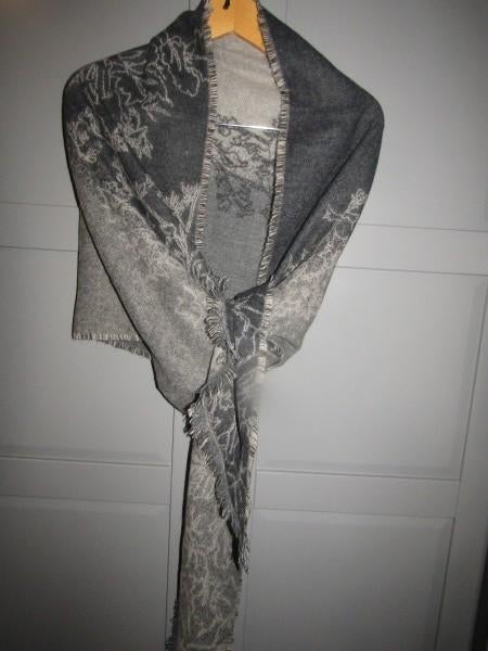 G797 Omslagdoek nieuw stola grijs wollig, Ophalen of Verzenden, Nieuw, Maat 46/48 (XL) of groter, Pashmina
