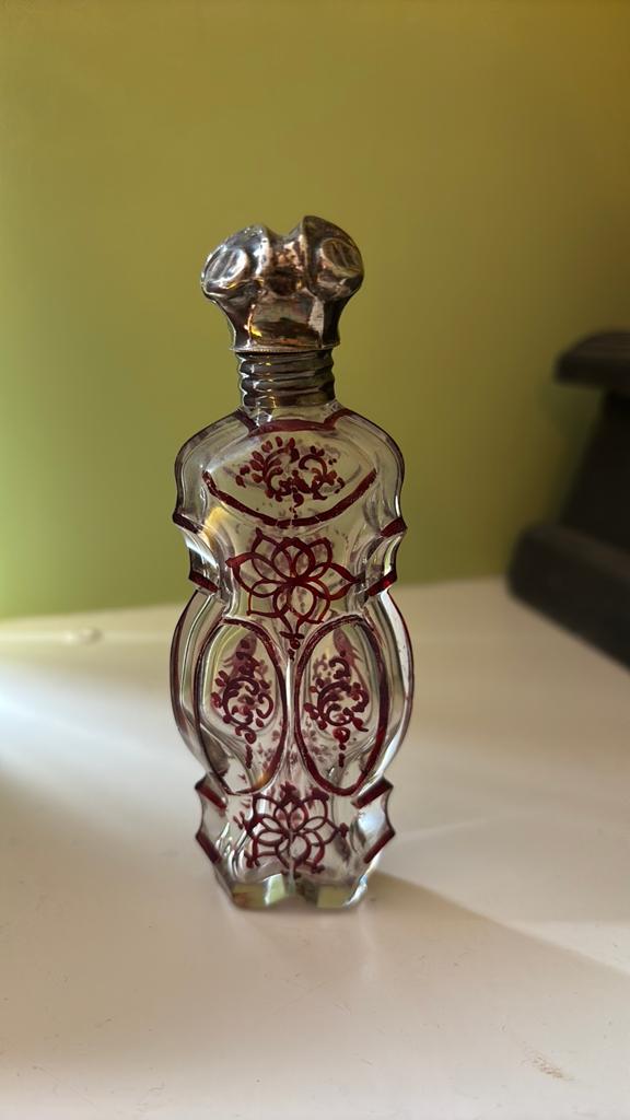 Boheems kristallen parfumflesje met zilveren dop, Antiek en Kunst, Antiek | Glas en Kristal, Ophalen of Verzenden