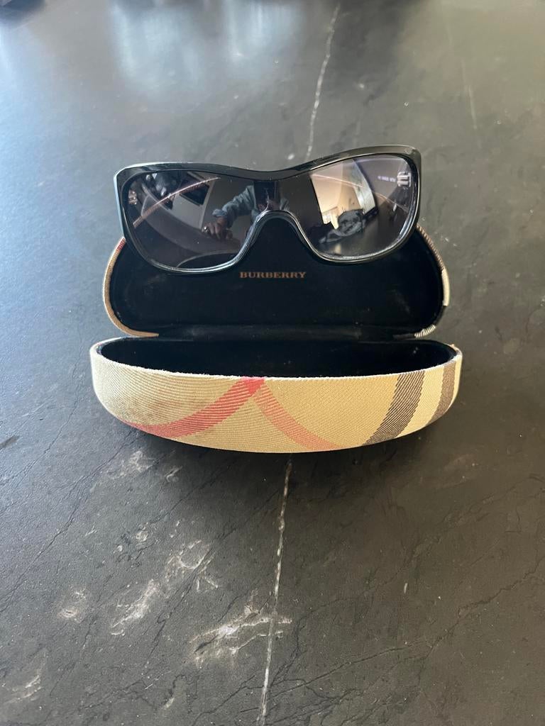 Burberry Zonnebril met Hoesje - Zo goed als nieuw, Gebruikt, Zonnebril, Zwart, Ophalen