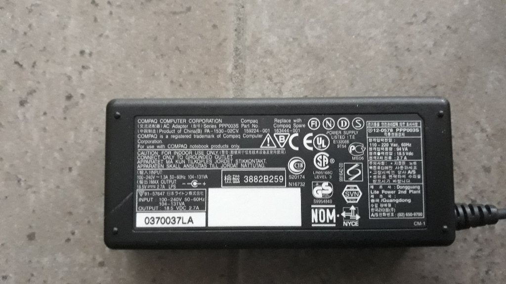 Laptop voedingen adapters opladers 1!, Computers en Software, Laptop-opladers, Zo goed als nieuw, Ophalen of Verzenden