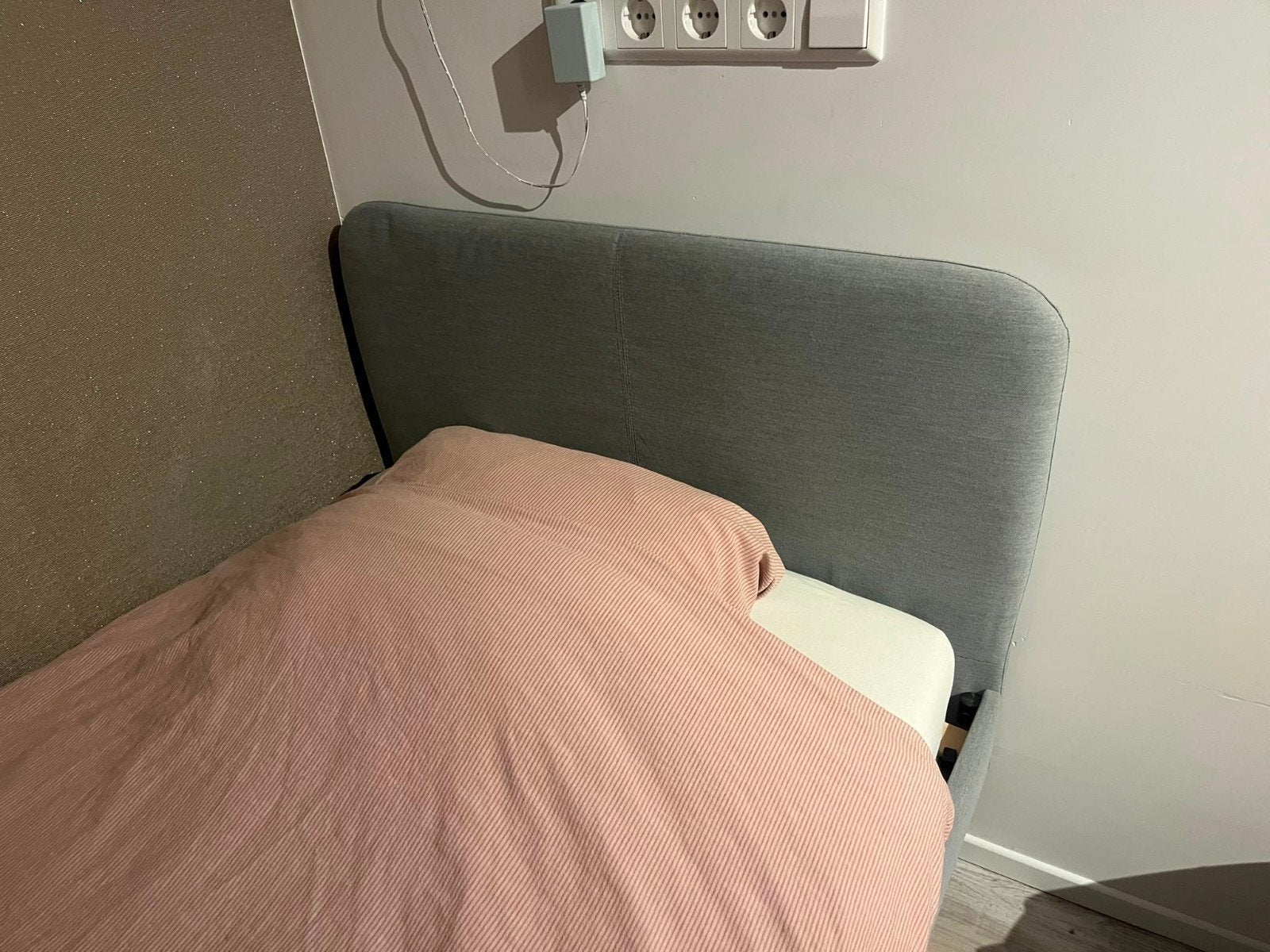 Ikea bedframe lichtgrijs met lattenbodem (incl. matras), Ophalen, 90 cm, Eenpersoons, Zo goed als nieuw