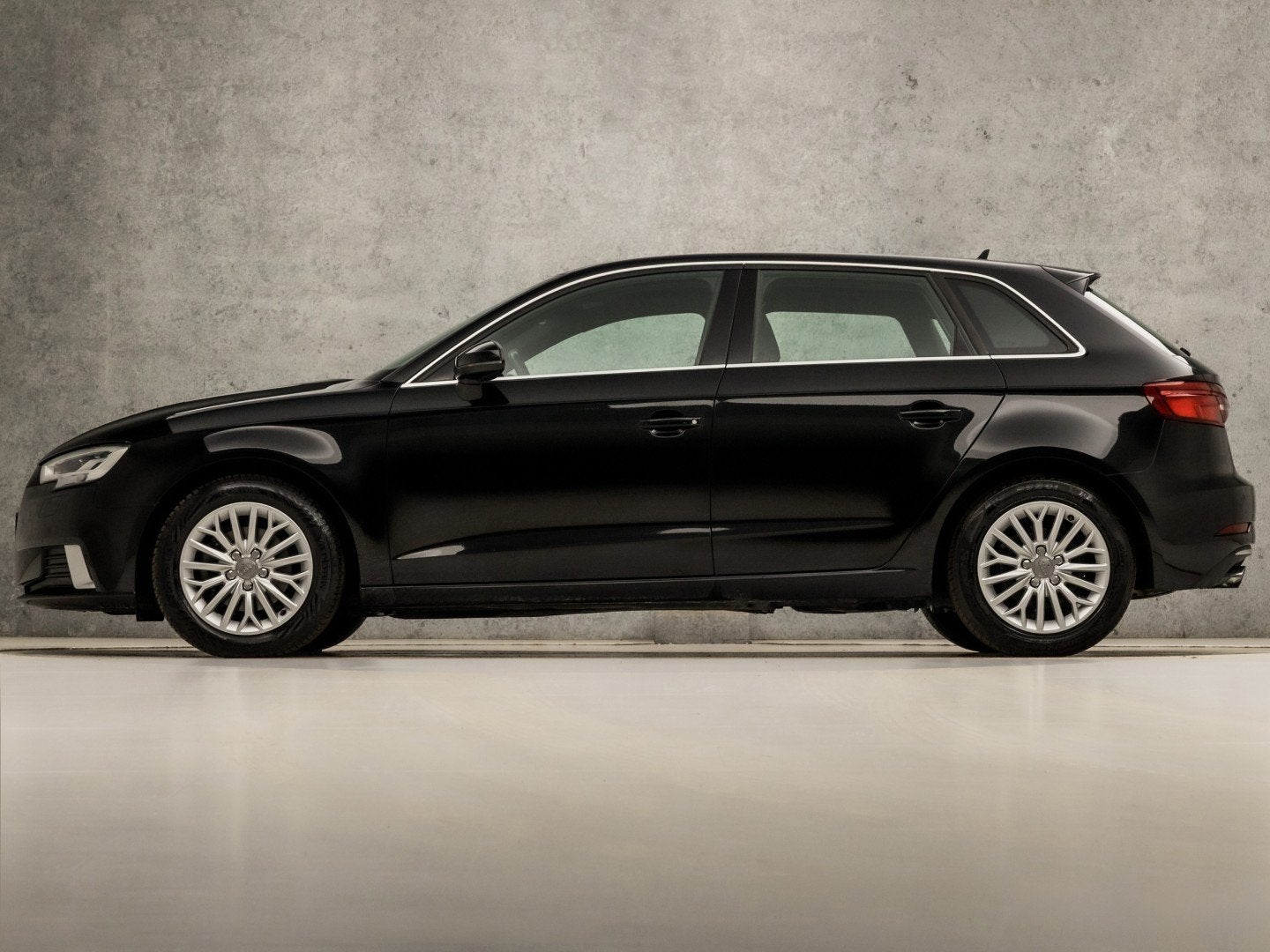 Audi A3 Sportback 1.0 TFSI Sport (APPLE CARPLAY, GROOT NAVI,, 12 maanden, Stof, Gebruikt, Zwart