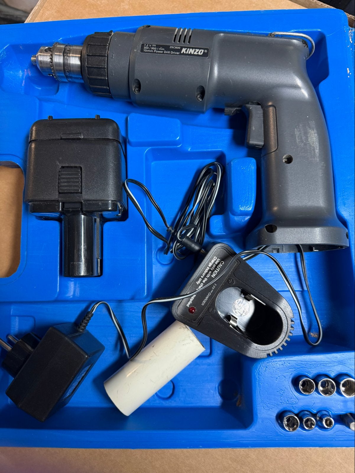 Kinzo 12V Accuboormachine met Oplader en Accessoires, Ophalen of Verzenden, Gebruikt, Minder dan 400 watt, Boor- en Schroefmachine