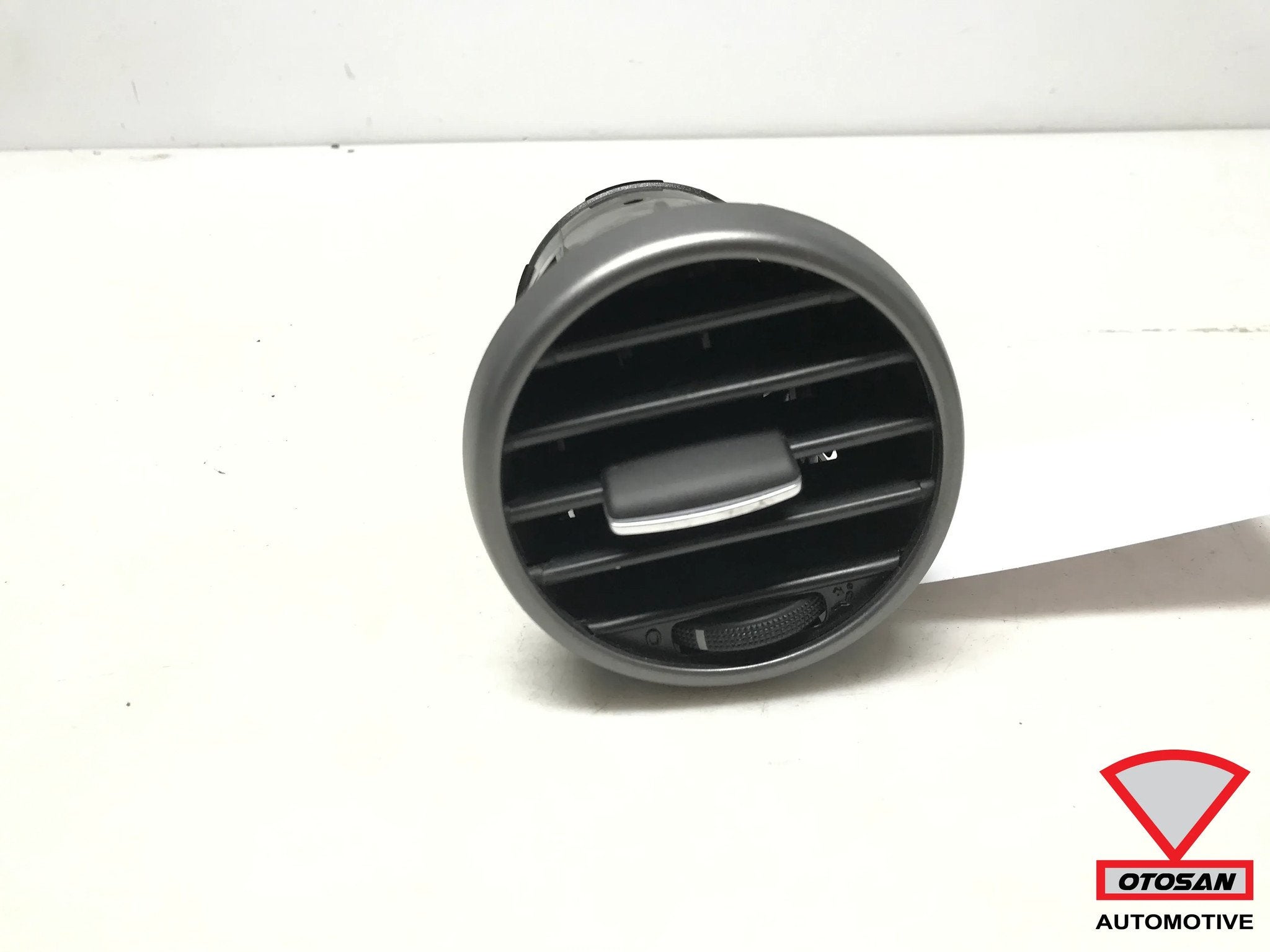Seat Altea 5P Luchtrooster Voor 5P0819203A, Gebruikt, Autovia A-2, Km 585 585
08760  Martorell, ES, Ophalen of Verzenden, SEAT S.A.