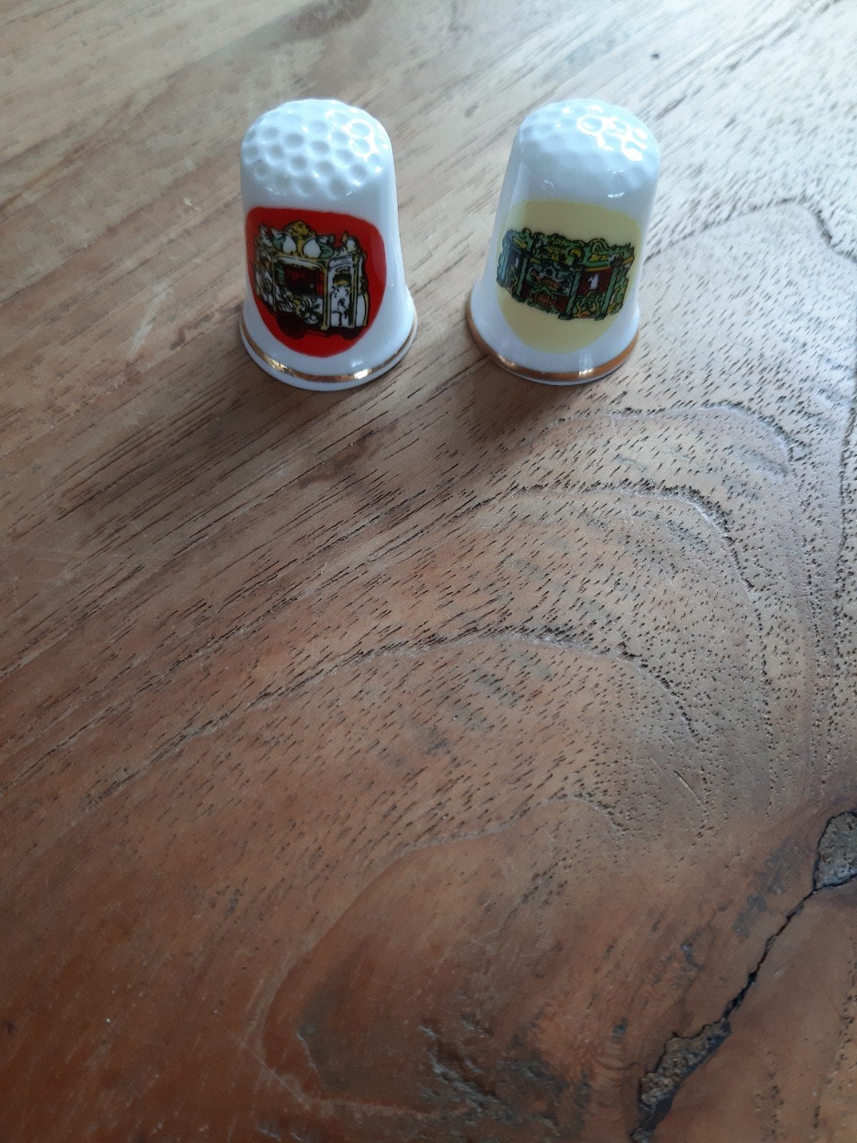 Vingerhoedje Fine Bone China Draaiorgel 2x, Verzamelen, Ophalen of Verzenden, Zo goed als nieuw