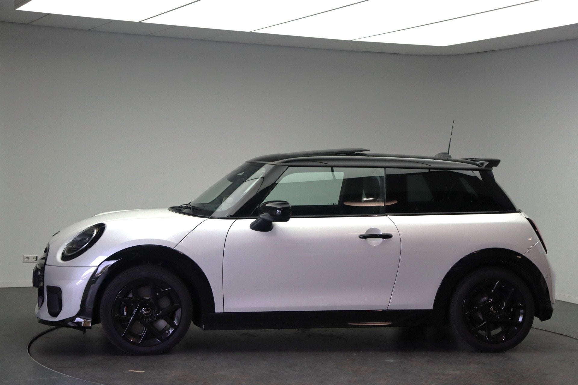 MINI Hatchback Cooper C Automaat / JCW / Pakket M / JCW / Pa, Dealer onderhouden, 156 pk, Met garantie (alle), 4 stoelen