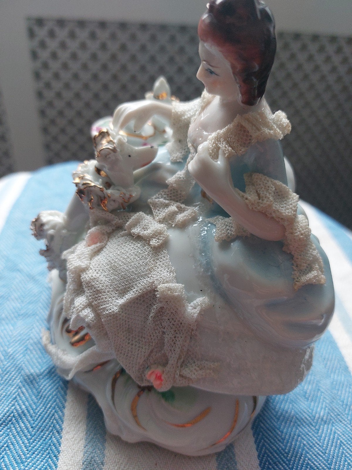 Vintage Porseleinen Beeldje Dame aan Tafel met Kant, Antiek en Kunst, Ophalen of Verzenden