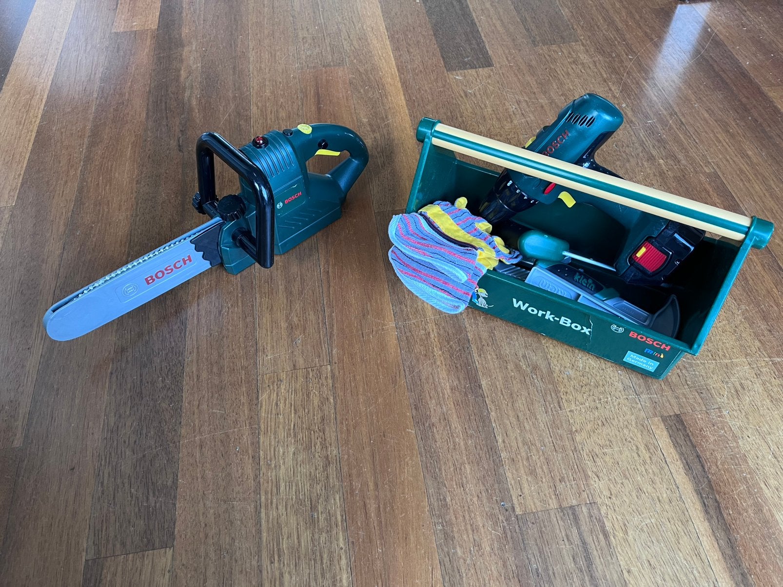 Bosch Klein speelgoed gereedschap. Boor en kett.zg. werken, Ophalen of Verzenden, Gebruikt, Bouwen, Met licht