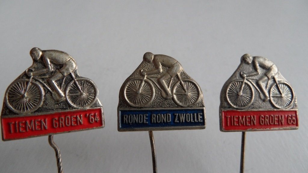 Ronde van Zwolle 1964 wielrenner Tiemen Groen speldjes 3 x, Verzenden, Gebruikt, Sport, Speldje of Pin