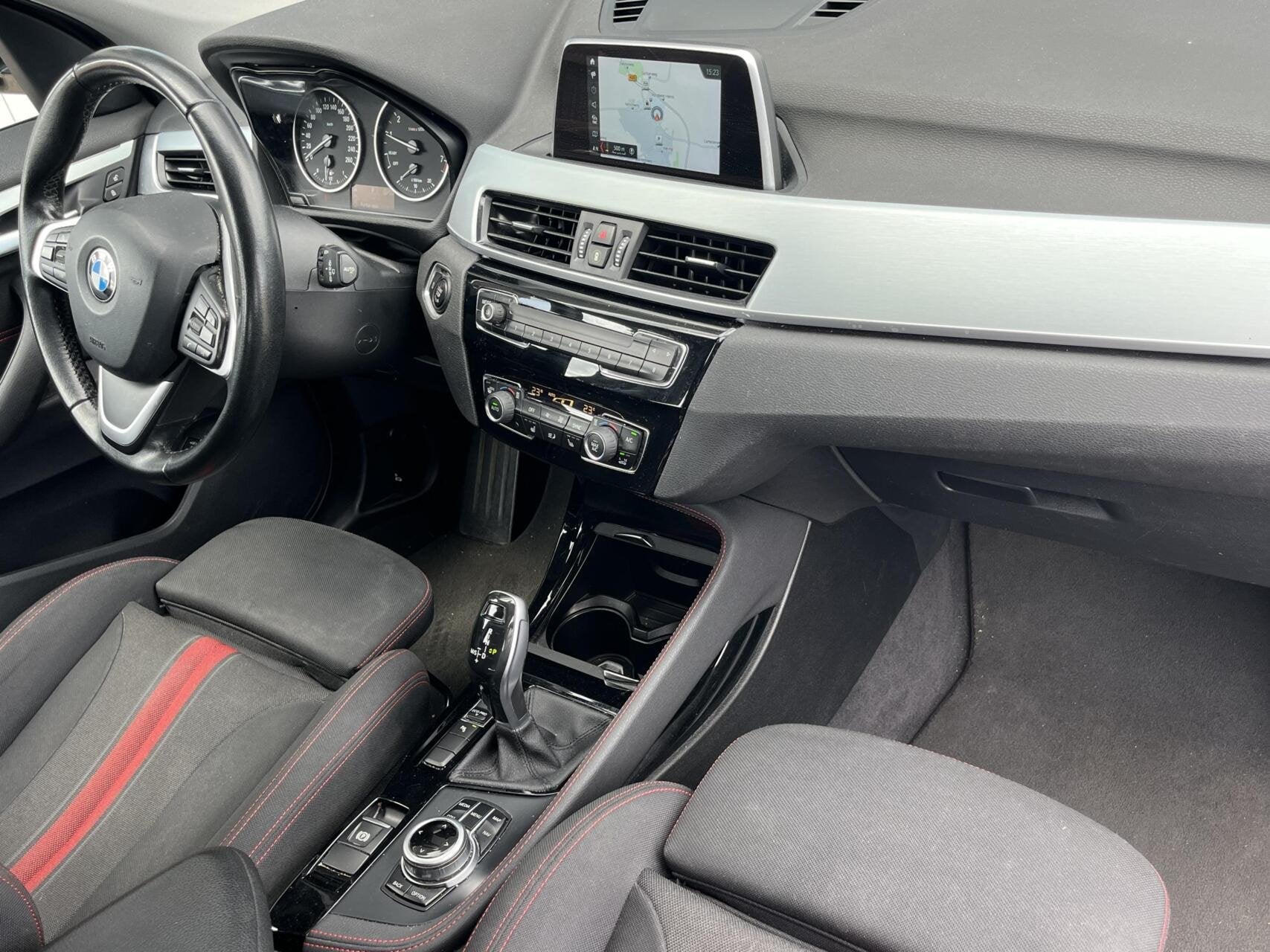 BMW X1 sDrive18i Executive SPORTSTOELEN+TREKHAAK+LED+18INCH, Stof, 3 cilinders, 1405 kg, Benzine