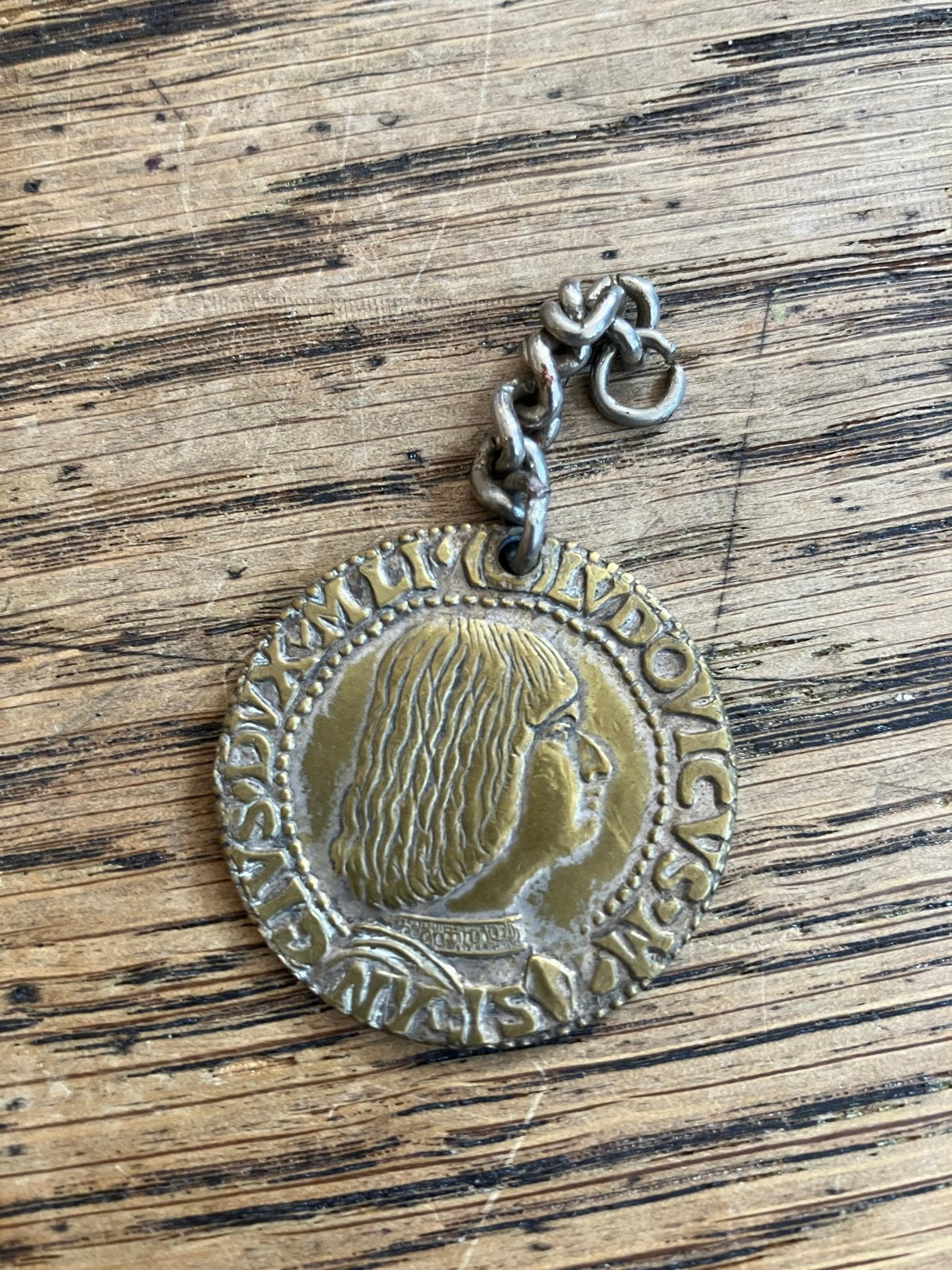 Oude Munt Hanger - Historisch Design, Postzegels en Munten, Ophalen of Verzenden, Overige materialen, Buitenland