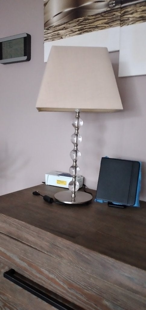 Moderne tafellamp met kristallen voet en beige kap, Huis en Inrichting, Overige merken, Kunststof, Met kap, E27 (groot)