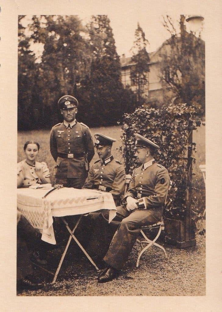 Originele WO2 Foto Wehrmacht Waffenrock Sabel Terras, Ophalen of Verzenden, Nederland, Foto of Poster