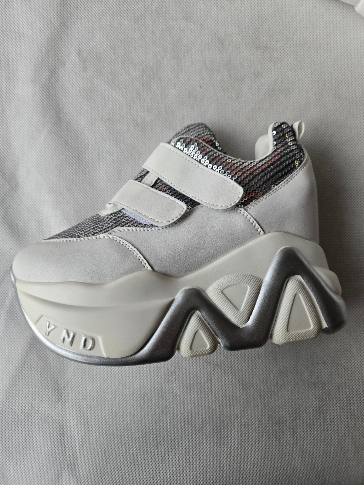 Nieuwe Witte Sneakers met Verborgen Sleehak en Pailletten, Wit, Nieuw, Ophalen of Verzenden, Sneakers of Gympen