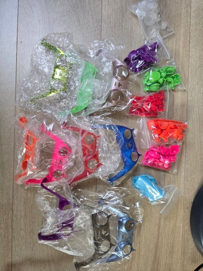 Foto 15 van Grote partij PS4/PS5 controllers + onderdelen/accessoires