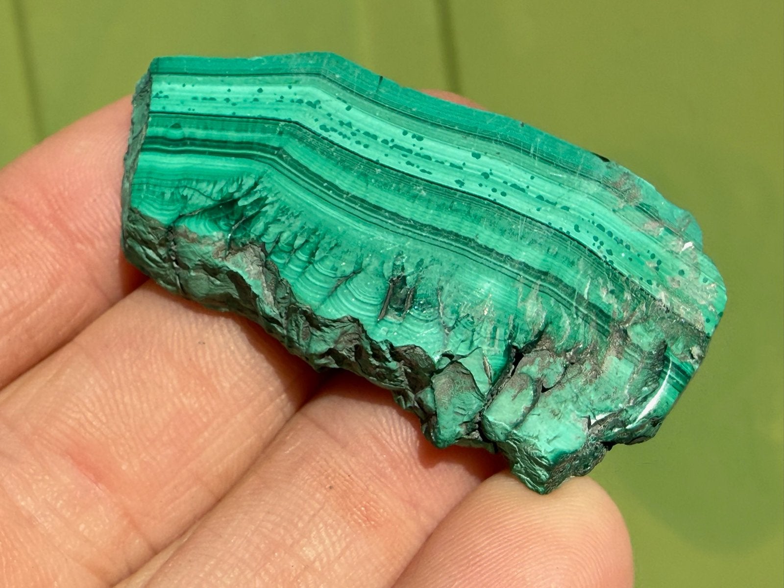 Nr 34 Malachiet schijfje slab plak mineralen, Ophalen of Verzenden, Mineraal