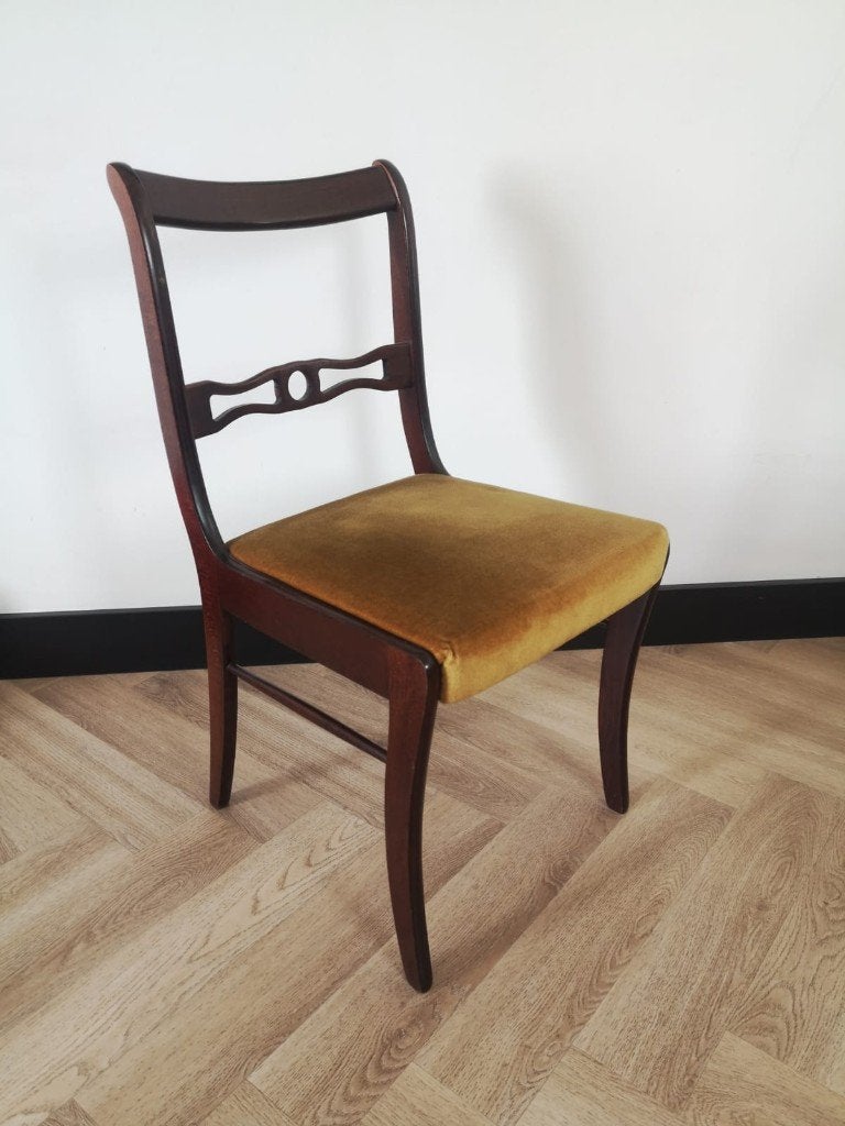 Foto 2 van Vintage eetkamerstoelen