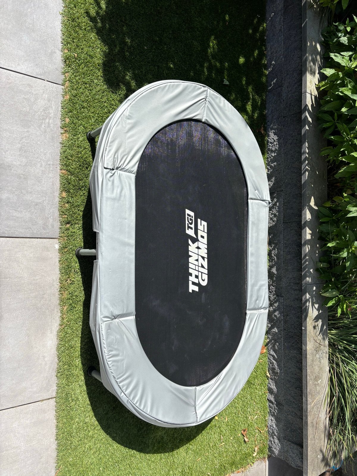 Think Gizmos Ovale Trampoline met Handvat, Ophalen, Gebruikt