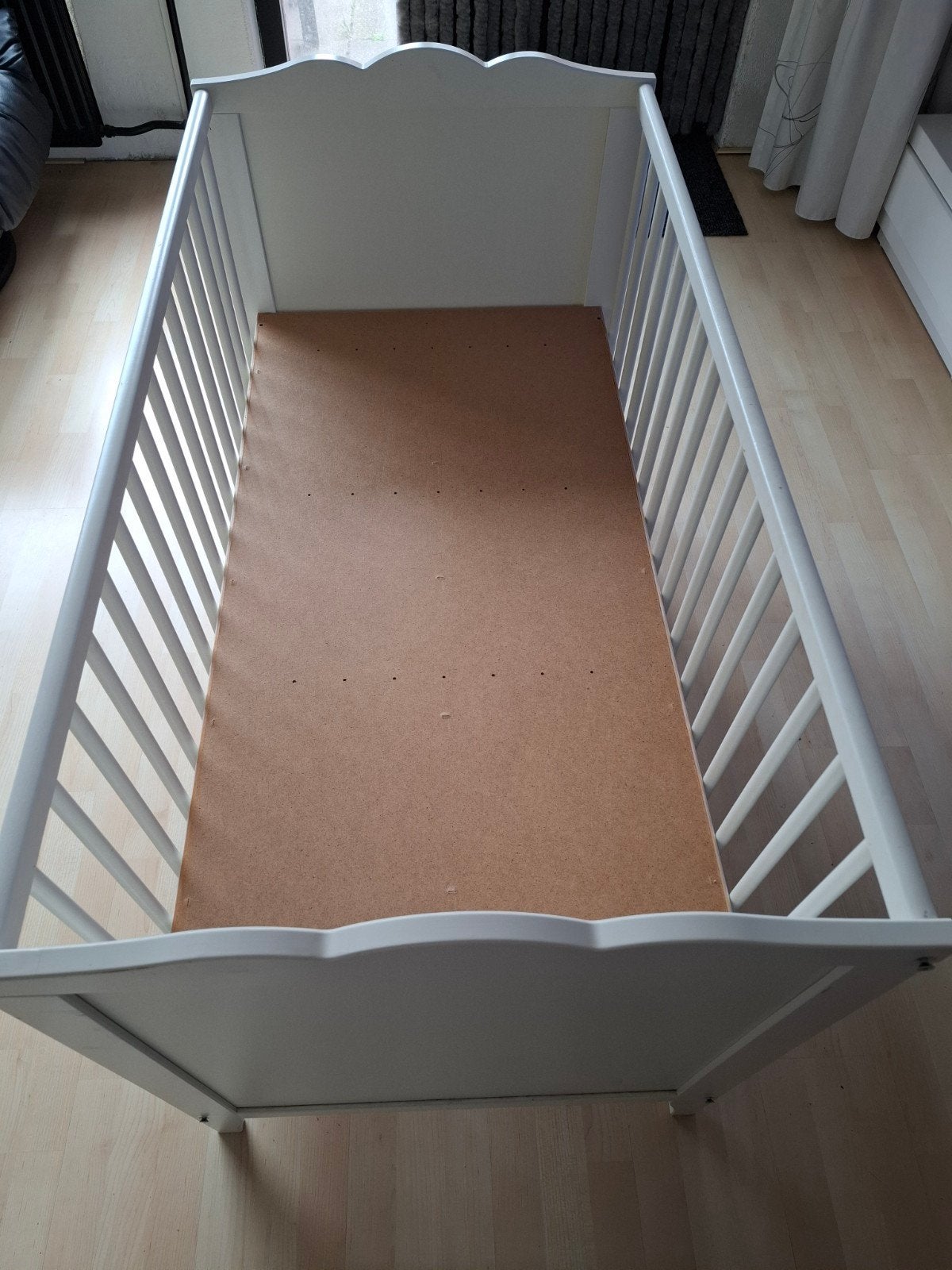 Wit ledikantje aan hoofdeind beschadigd., Kinderen en Baby's, Ophalen of Verzenden, Gebruikt, Ledikant