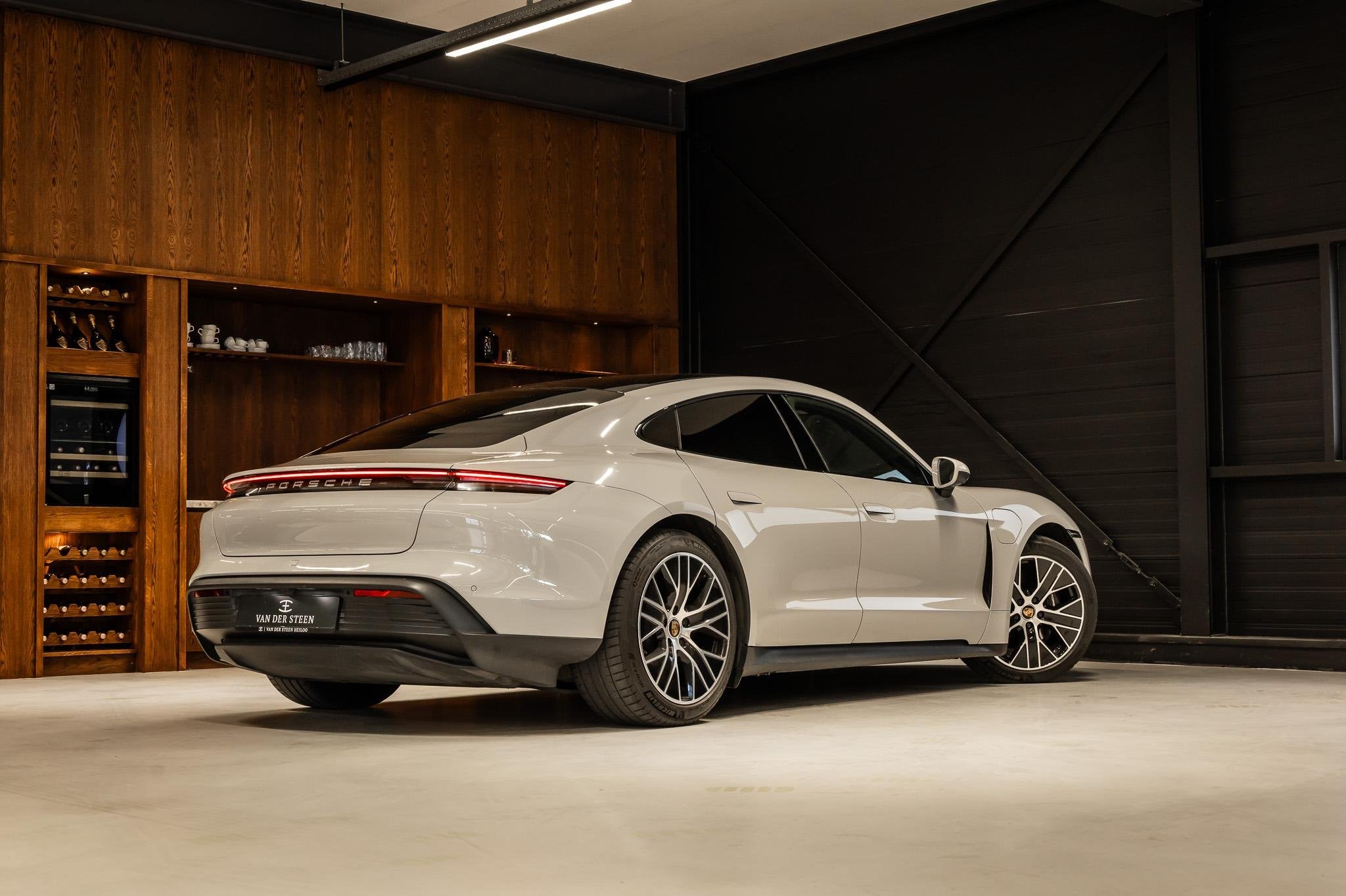 Porsche Taycan Performance 93 kWh Passenger Display | Pano |, Auto's, Automaat, Achterwielaandrijving, Gebruikt, Leder