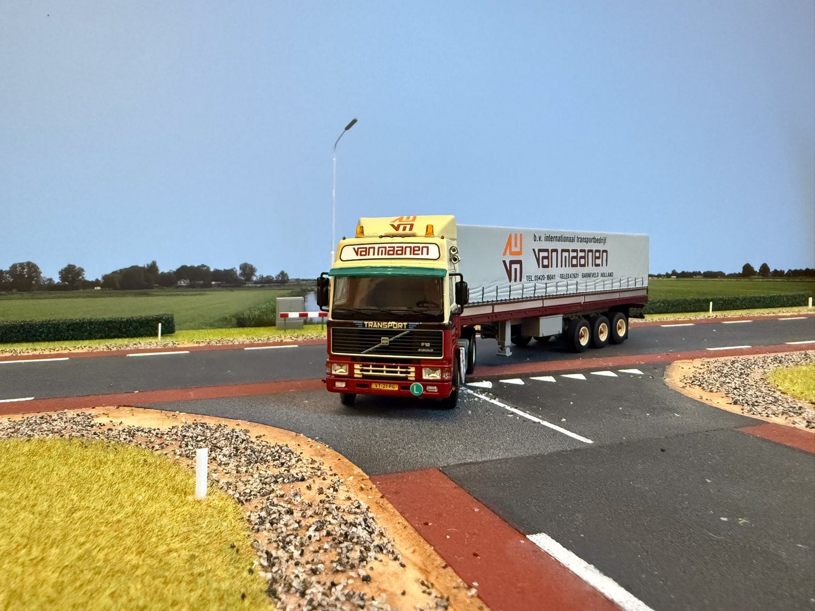 WSI Volvo F12 Globetrotter 4x2 3-as zeilopl. Van Maanen 1:50, Hobby en Vrije tijd, Modelauto's | 1:50, Ophalen of Verzenden, Zo goed als nieuw