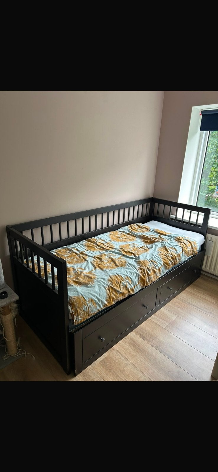 Kinderkamer set – Hemnes dagbed + 3-deurs kast (zwartbruin, Ophalen, Zo goed als nieuw, 180 cm of meer, 85 tot 100 cm
