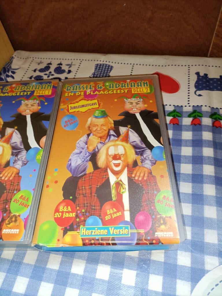 Bassie en Adriaan vhs De Plaaggeest deel 1 en 2 videoband, Cd's en Dvd's, VHS | Kinderen en Jeugd, Alle leeftijden, Kinderprogramma's en -films