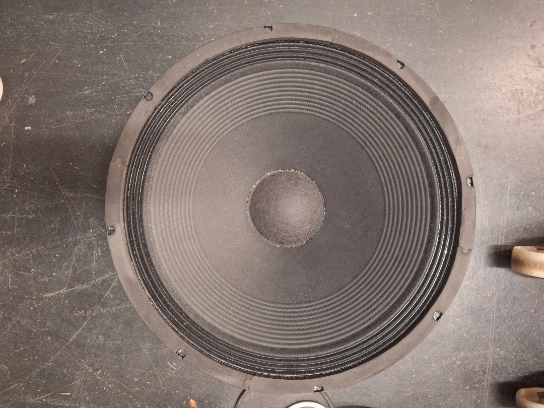 Behringer Eurolive Subwoofer 18" 1600w 400w rms, Subwoofer, Ophalen of Verzenden, Zo goed als nieuw, 150 watt of meer