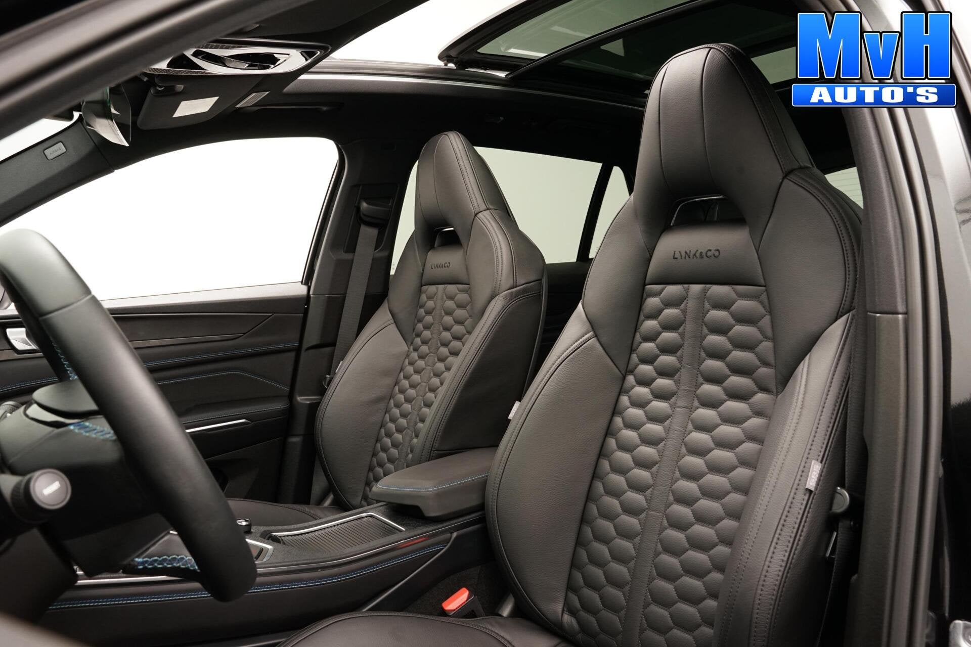 Lynk & Co 01 1.5 PHEV|FULL BLACK XL|LEER|NAP|PANO, Auto's, Dealer onderhouden, Met garantie (alle), Zwart, Bedrijf