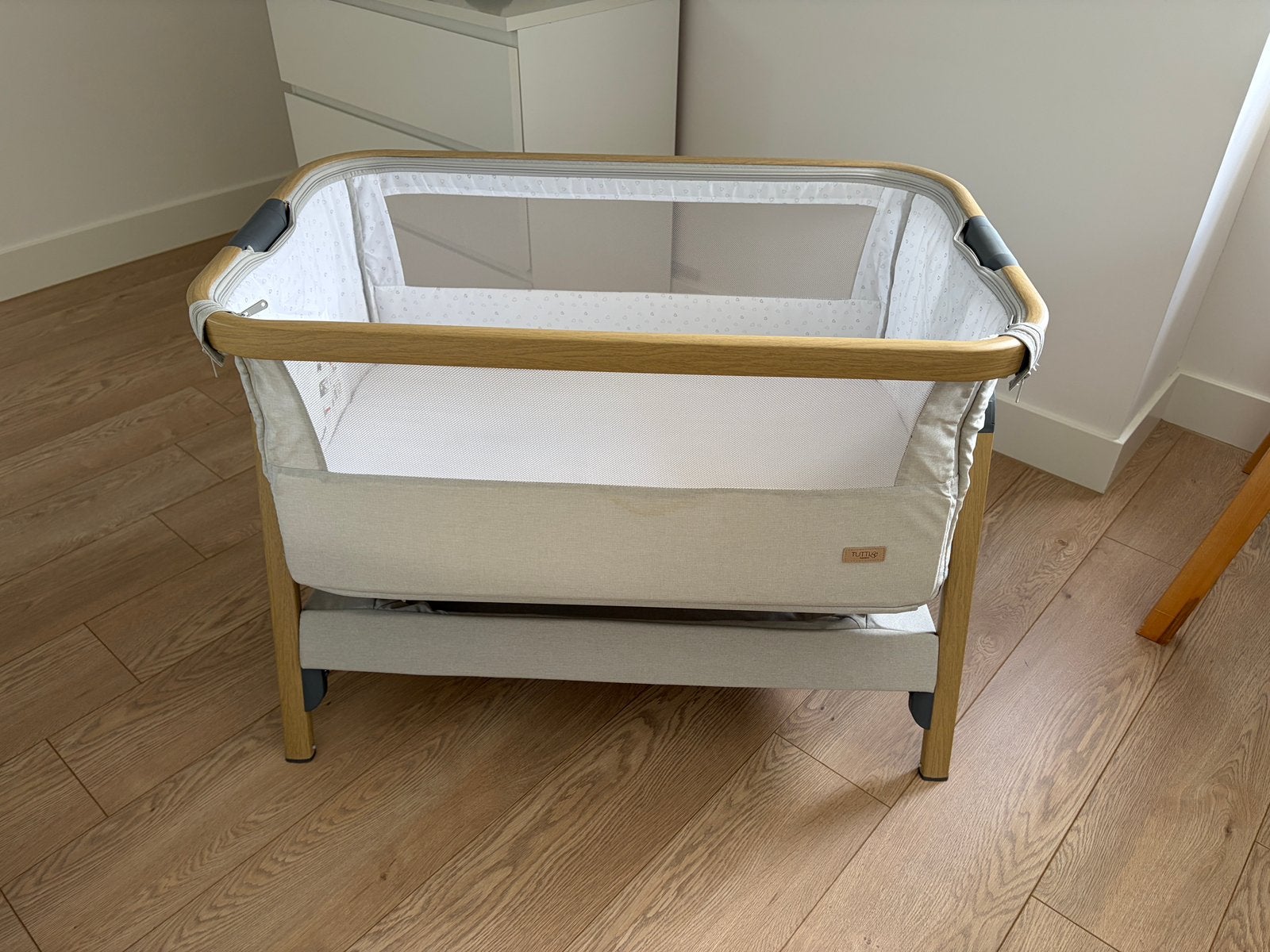 Tutti Bambini CoZee Bedside Crib Oak/Silver - cosleeper, Kinderen en Baby's, Babywiegjes en Ledikanten, Ophalen, Zo goed als nieuw