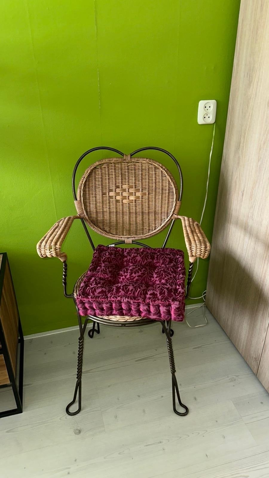 Rotan stoel met metalen frame en kussen, Huis en Inrichting, Stoelen, Gebruikt, Overige kleuren, Ophalen of Verzenden, Metaal