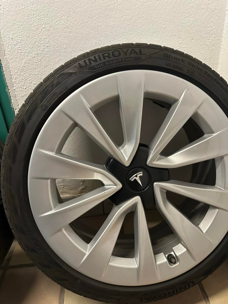 Tesla Model 3 19 inch velgen met Uniroyal zomerbanden, Auto-onderdelen, Banden en Velgen, Gebruikt, Banden en Velgen, 235 mm, Personenwagen