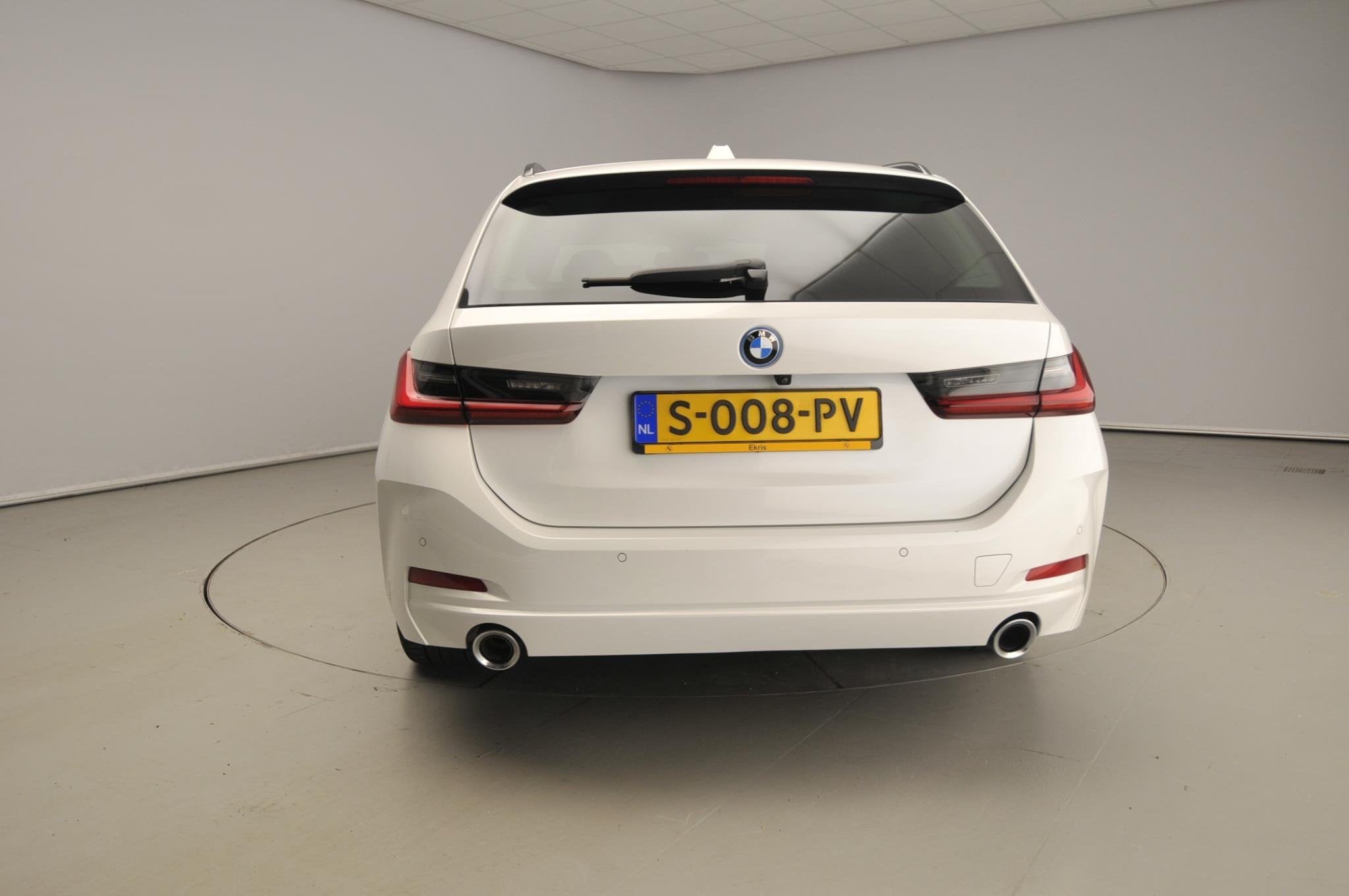 BMW 3 Serie Touring 320e | LED | Leder | Navigatie | Sportst, Gebruikt, 4 cilinders, Wit, 71 km/l