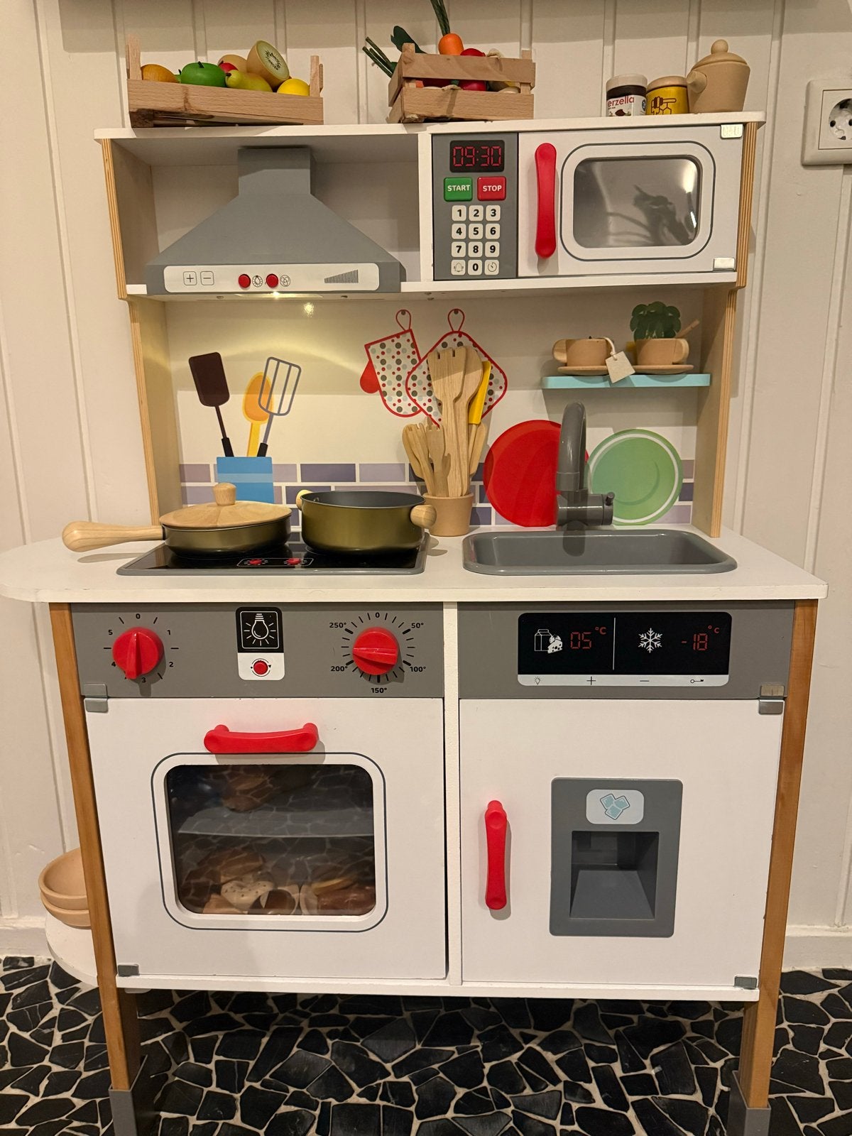 Complete houten kinderkeuken+heel veel PlanToys accessoires, Kinderen en Baby's, Ophalen, Zo goed als nieuw, Meubelstuk of Keukentje