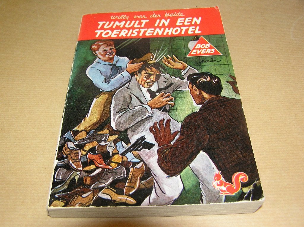 Tumult in een Toeristenhotel - Willy van der Heide, Gelezen, Ophalen of Verzenden, Willy van der Heide, Fictie