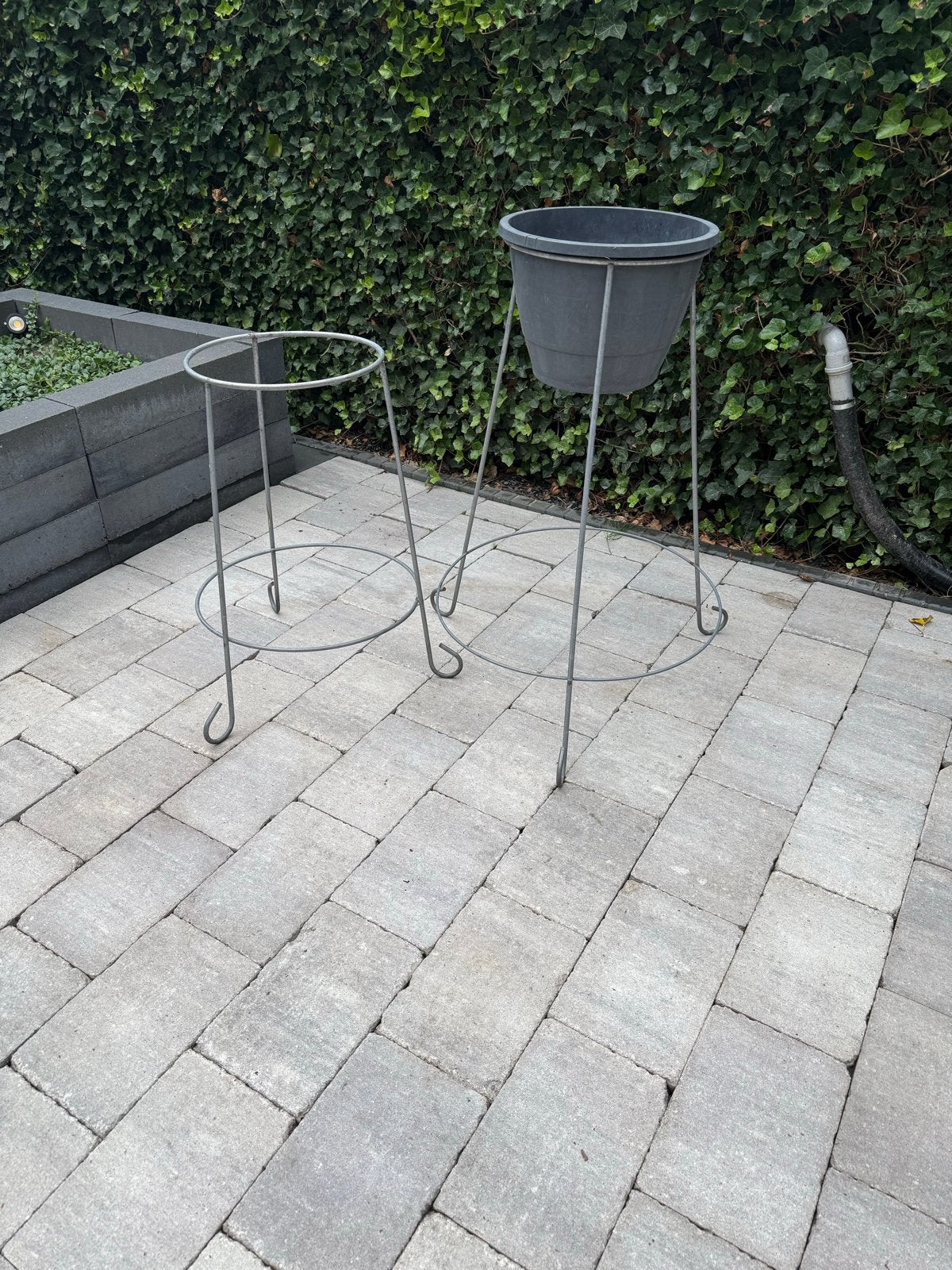 Set van 2 metalen bloemenstandaards - 90cm en 70cm hoog, Tuin en Terras, Ophalen, Gebruikt, Minder dan 60 cm, Rond
