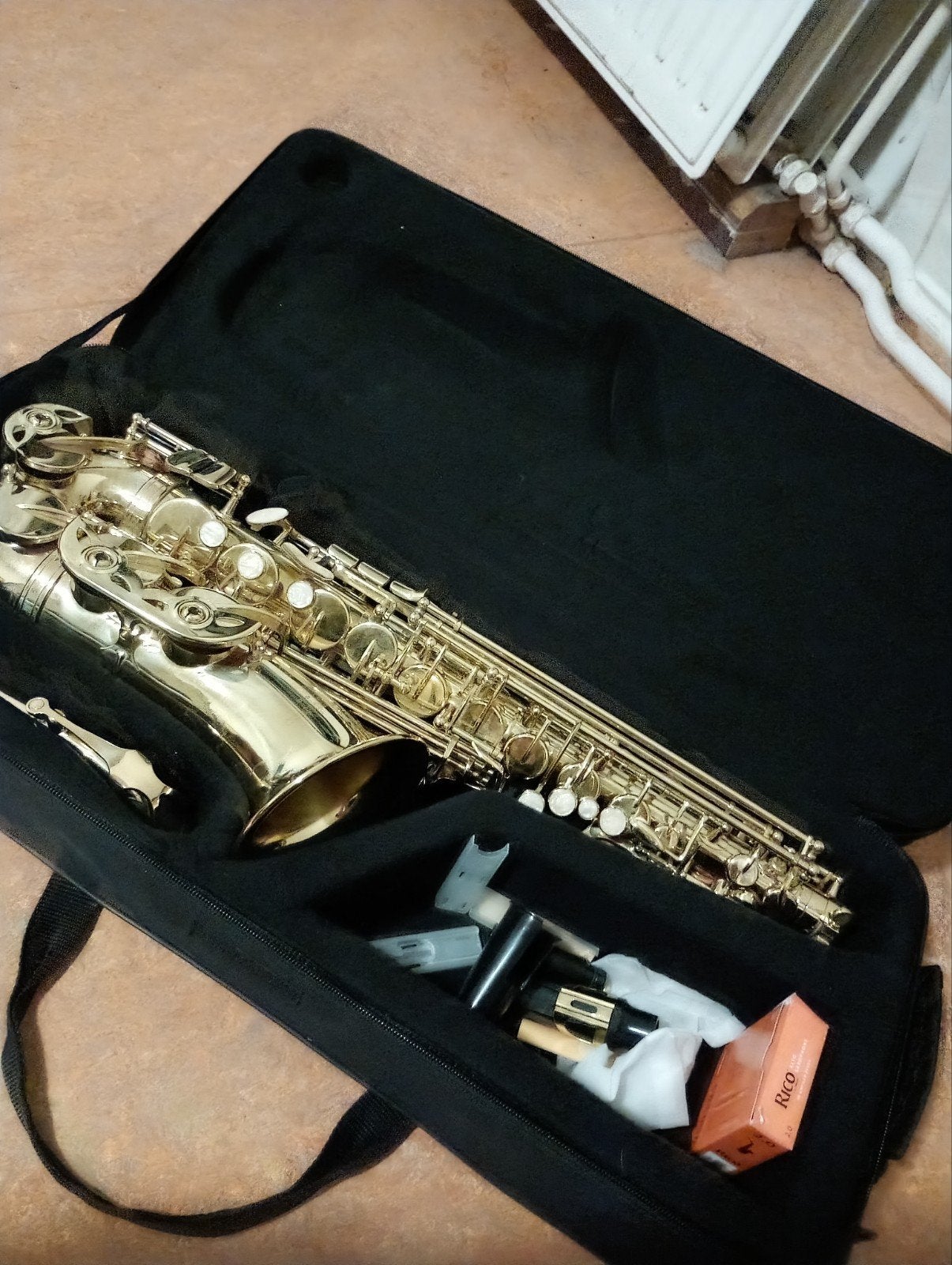 Gear4music AS-100G Altsaxofoon met koffer en accessoires, Ophalen of Verzenden, Zo goed als nieuw, Alt, Met koffer