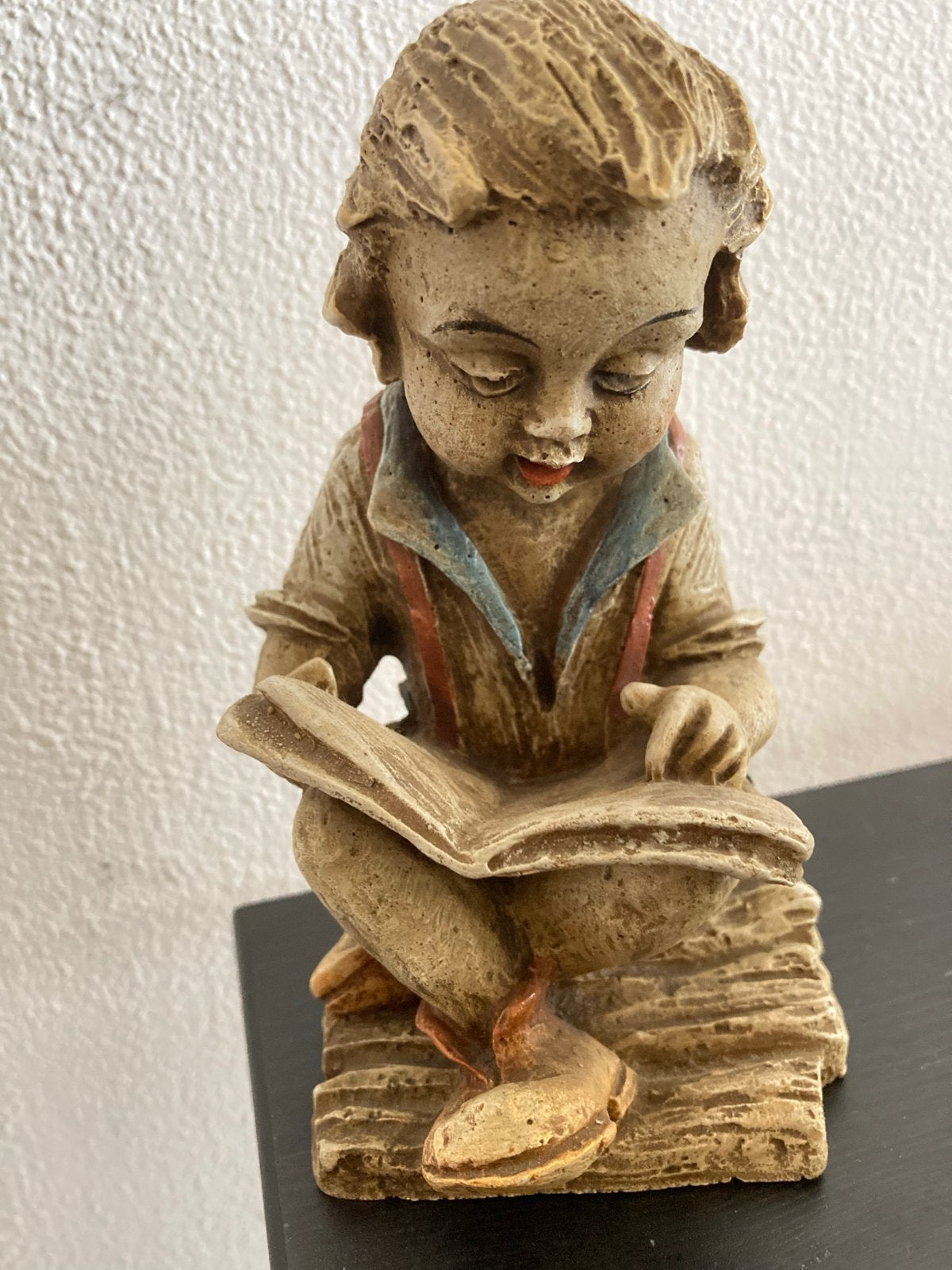 Lezend kind op vlonder - Polystone resin beeldje HM 15cm, Huis en Inrichting, Gebruikt, Meerkleurig, Overige stijlen, Ophalen of Verzenden