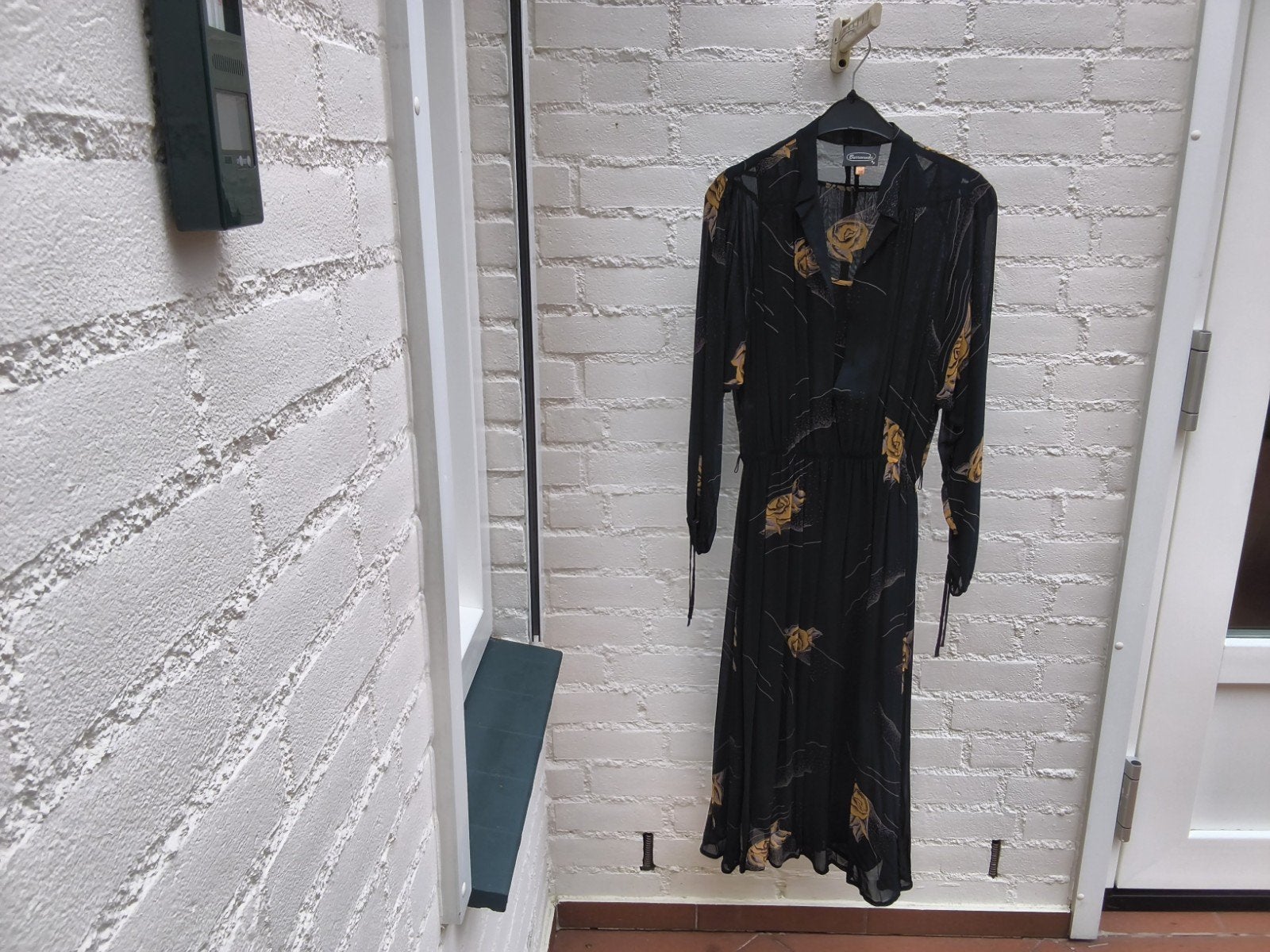 Jurk voile kleur zwart met idem onderjurk maat 40, Kleding | Dames, Maat 38/40 (M), Zwart, Ophalen of Verzenden, Knielengte