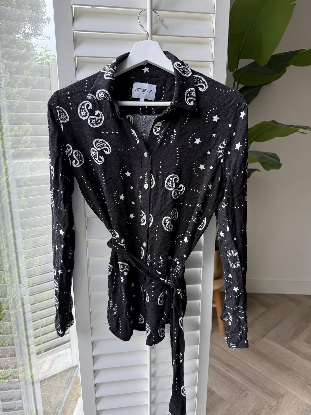 EST'SEVEN Zwarte Blouse met Paisley en Sterrenprint, Kleding | Dames, Blouses en Tunieken, Zo goed als nieuw, Maat 36 (S), Zwart