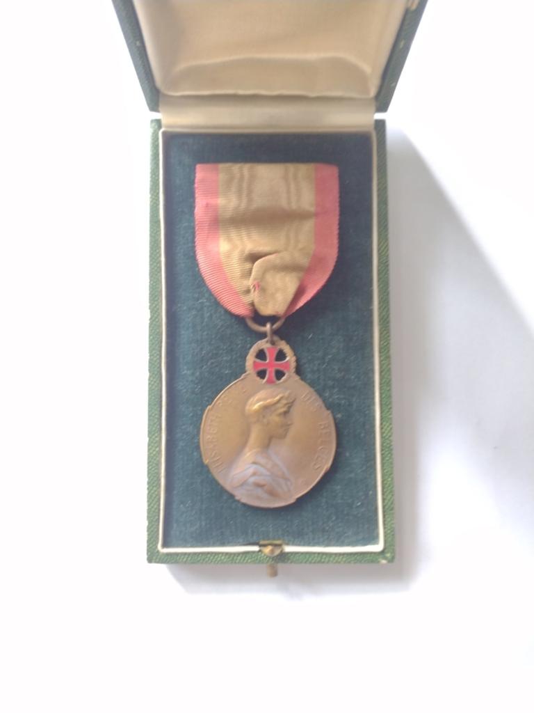 A België rode kruis medaille koningin Elisabeth 1916 +doosje, Ophalen of Verzenden, Landmacht, Overige gebieden, Lintje, Medaille of Wings
