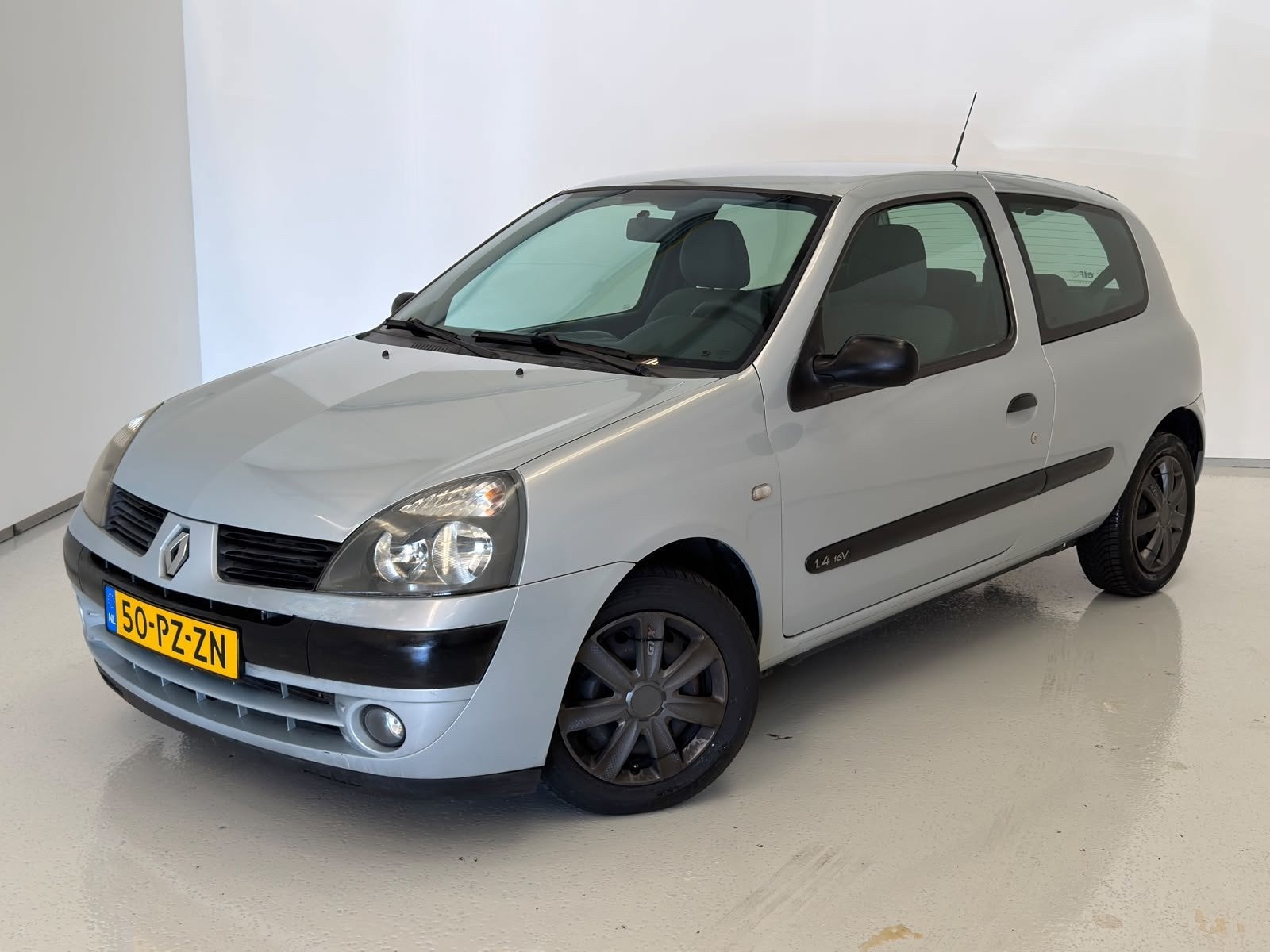 Renault Clio 1.4-16V Authentique Comfort / Airco / NL-auto /, Voorwielaandrijving, 15 km/l, Handgeschakeld, Zilver of Grijs