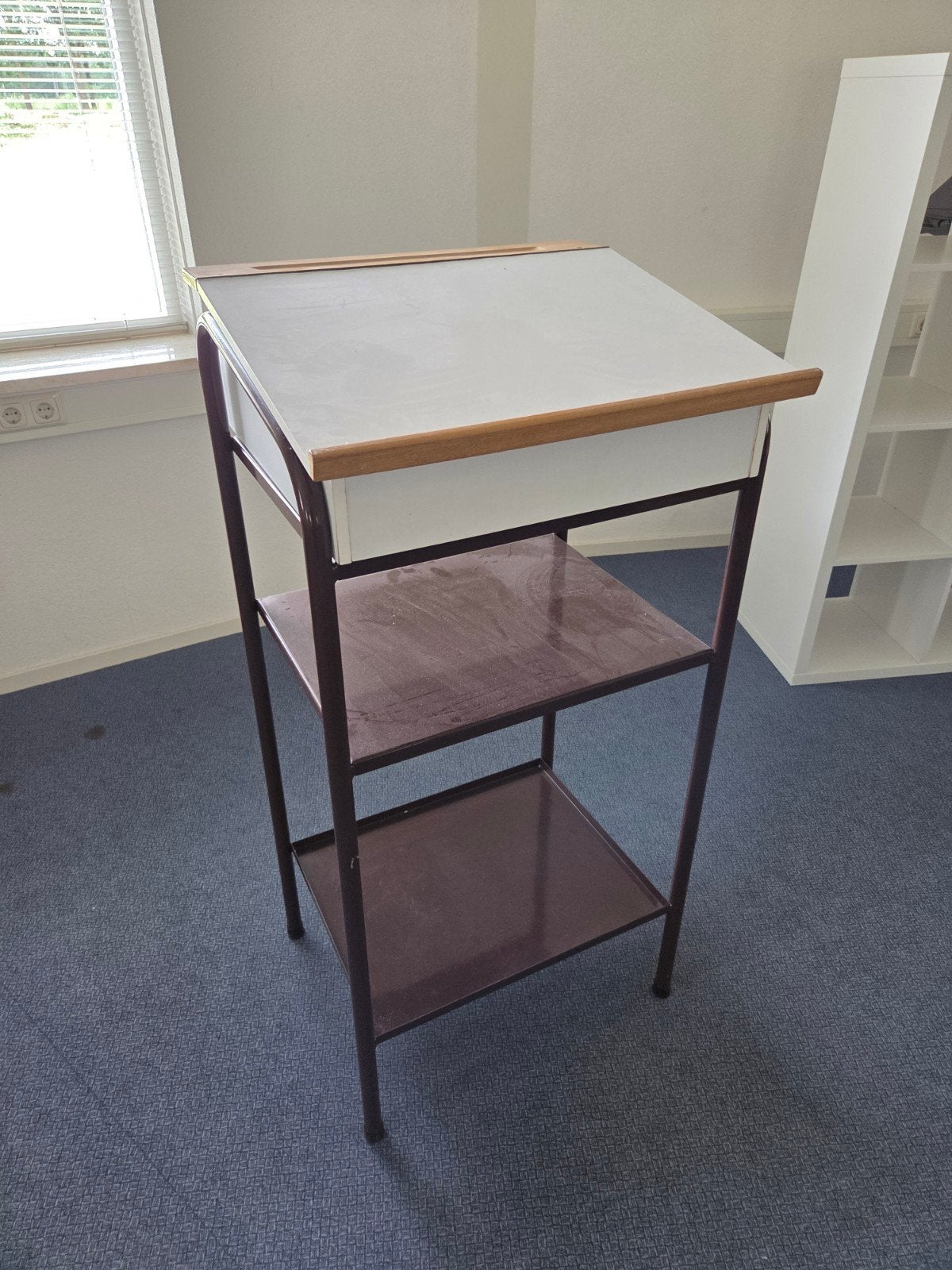 Vintage Schoolbureau / Lessenaar met Opbergruimte, Huis en Inrichting, Bureaus, Ophalen, Opbergruimte, Gebruikt, Metaal