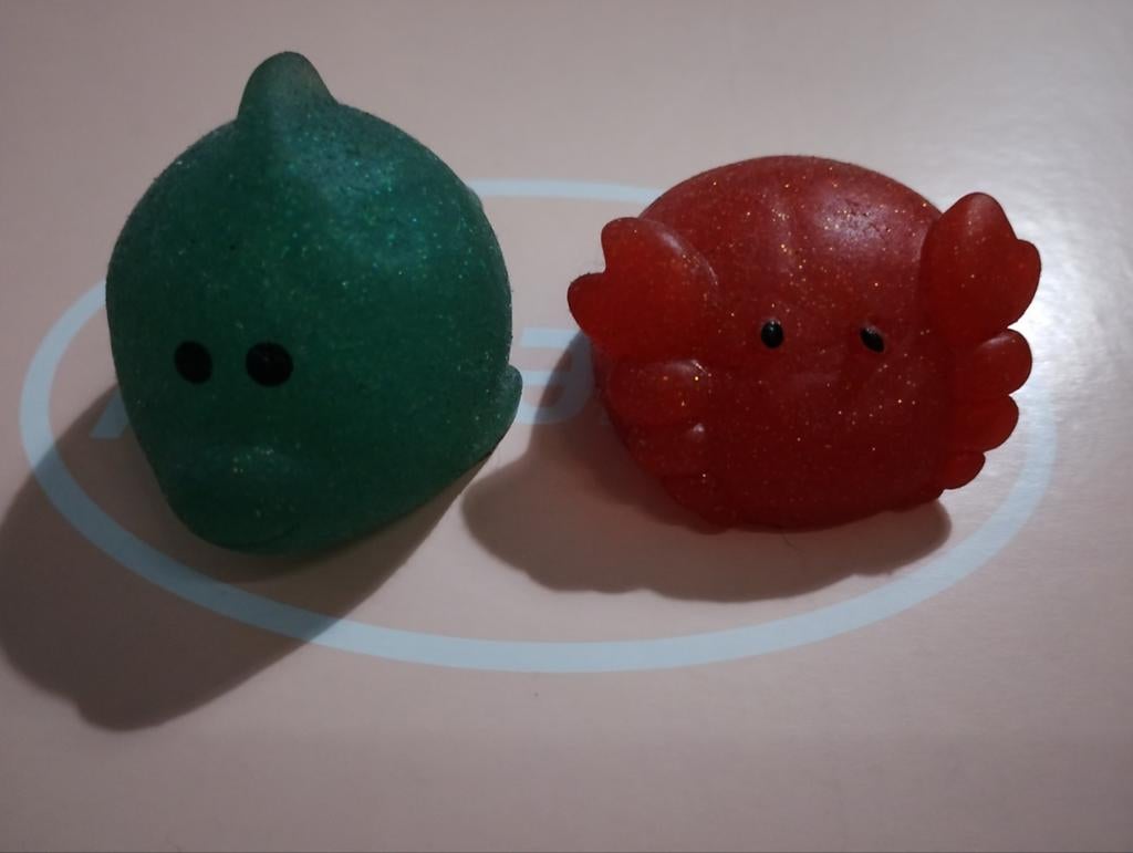 Leuke Squishy Speeltjes - Groene Dolfijn en Rode Krab, Kinderen en Baby's, Speelgoed | Knuffels en Pluche, Ophalen of Verzenden