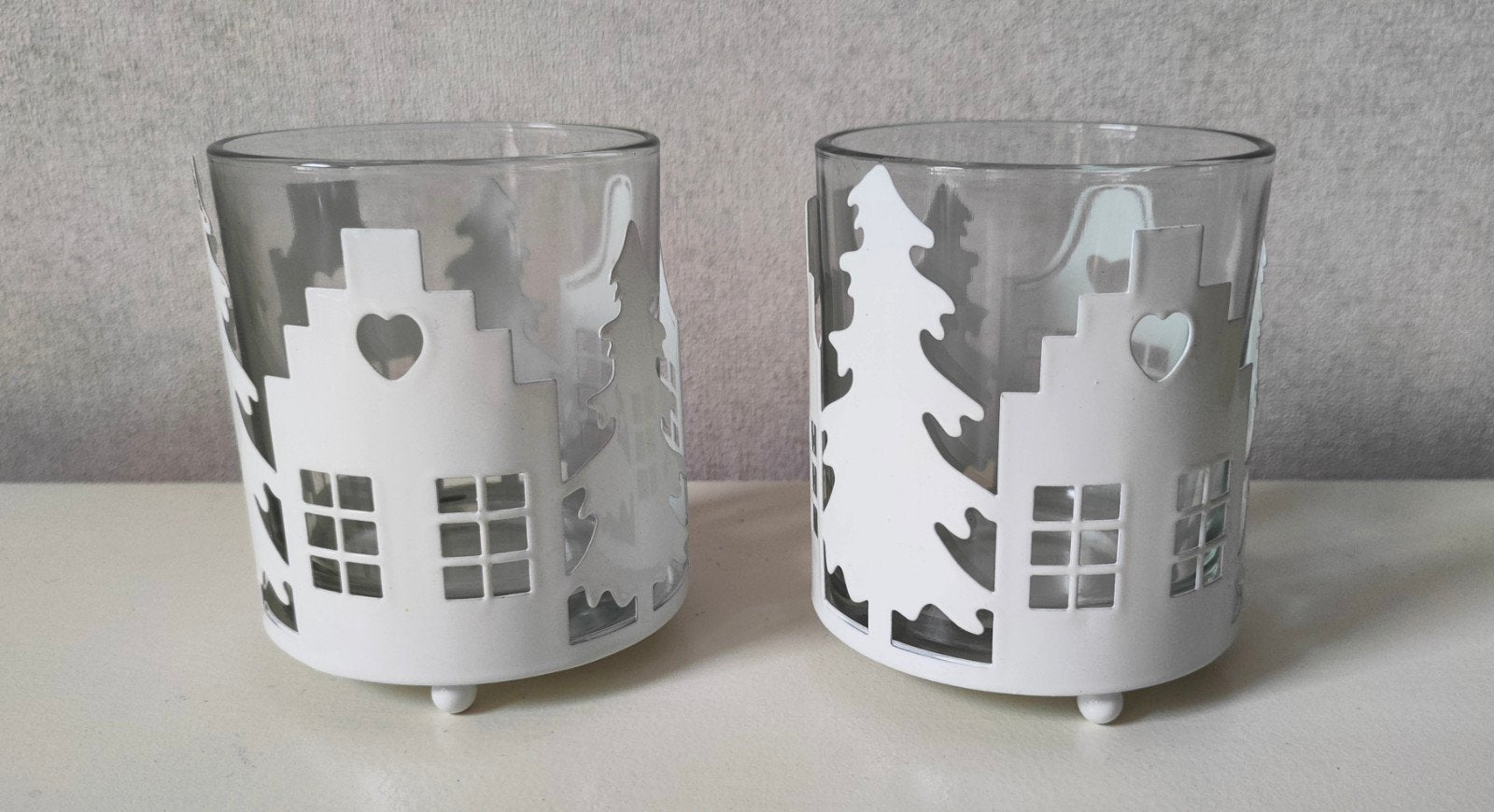 2 Waxinelichthouders met witte huisjes en bomen, Huis en Inrichting, 10 cm, Waxinelichthouder, Ophalen of Verzenden, Zo goed als nieuw