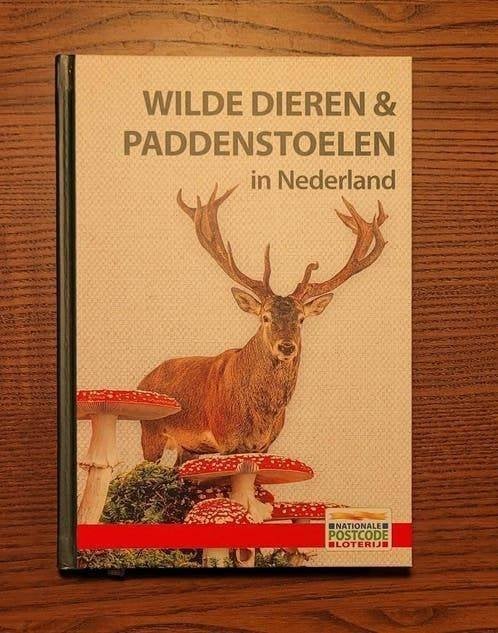 Wilde Dieren & Paddenstoelen in Nederland met veldgids, Ophalen of Verzenden, Zo goed als nieuw, Natuur algemeen, Chris Gibson