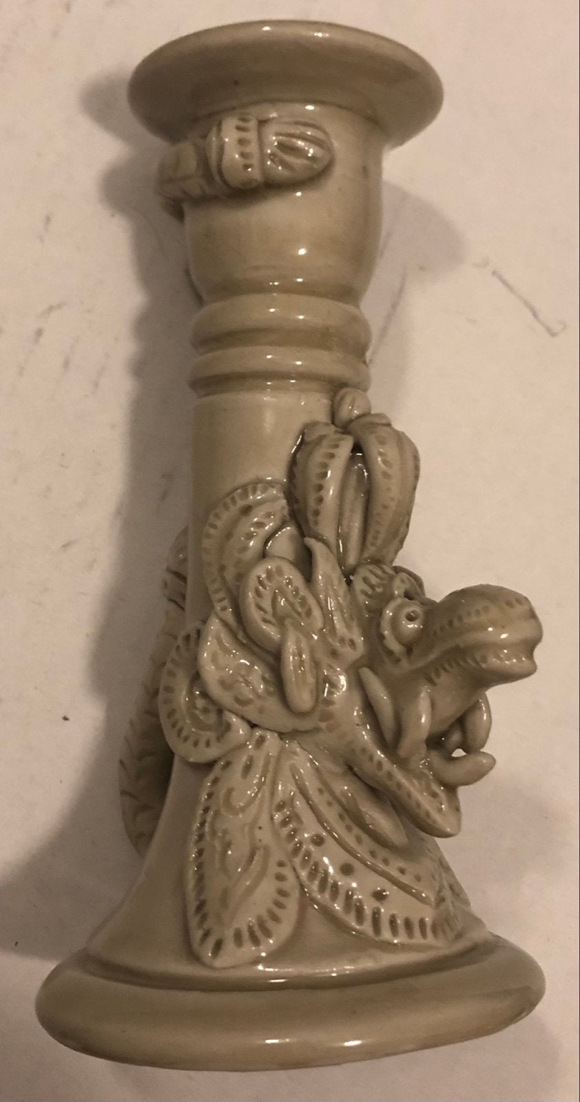 Keramieken kandelaar met drakenmotief Gesigneerd, Antiek en Kunst, Antiek | Kandelaars, Ophalen of Verzenden, Keramiek of Aardewerk