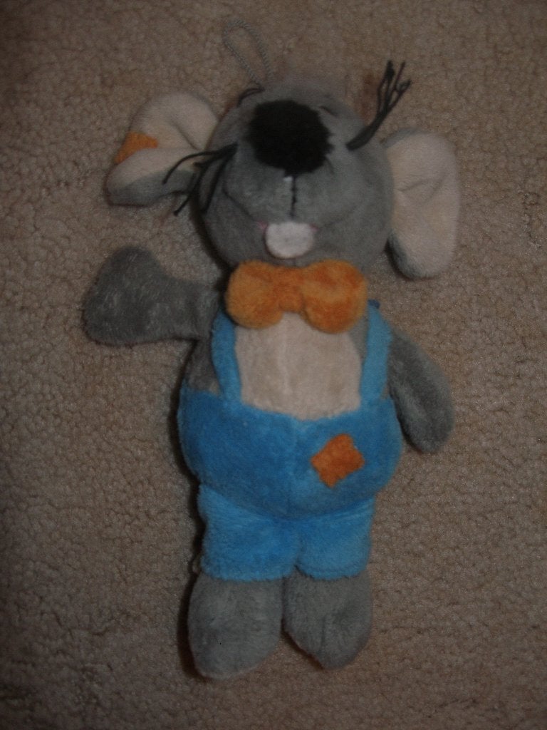NIEUW 1 leuk schattig knuffel muisje met pakje aan 23 cm, Ophalen of Verzenden, Nieuw, Overige typen