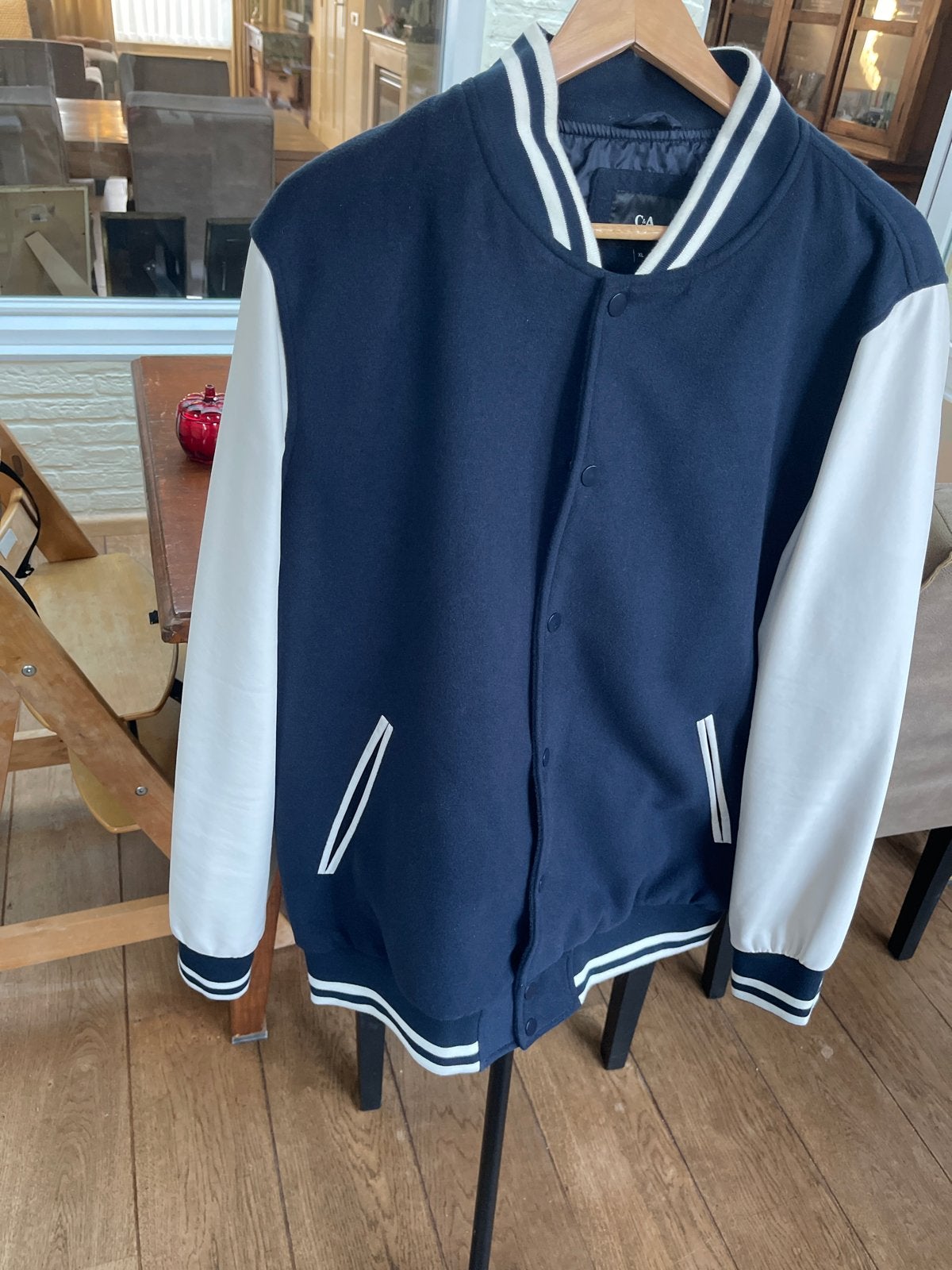 Stijlvol Collegejack - Donkerblauw met Crème Mouwen, Kleding | Heren, Ophalen, Zo goed als nieuw, Overige maten, Blauw