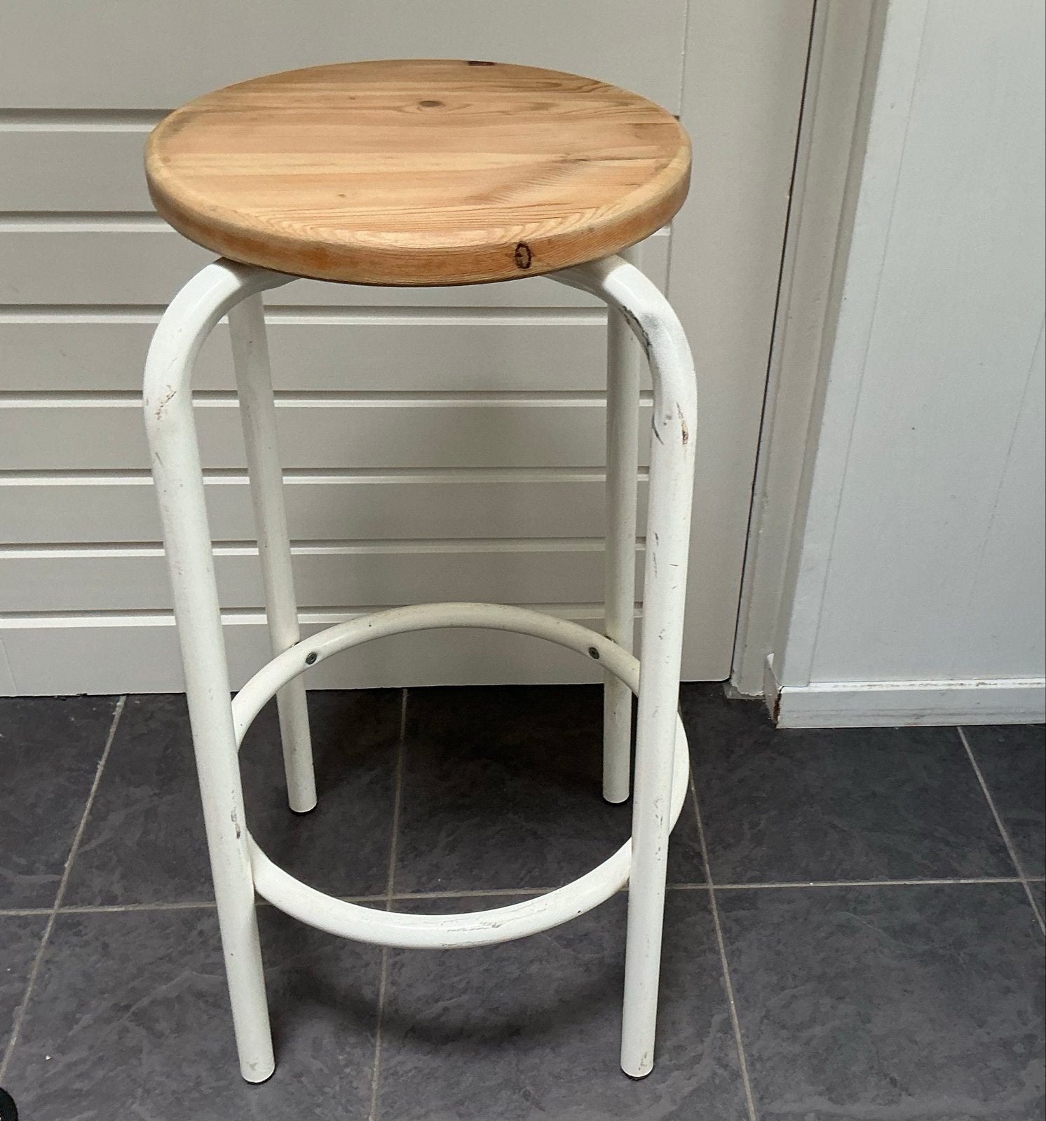 Houten kruk met wit metalen onderstel, Ophalen, Gebruikt, Hout